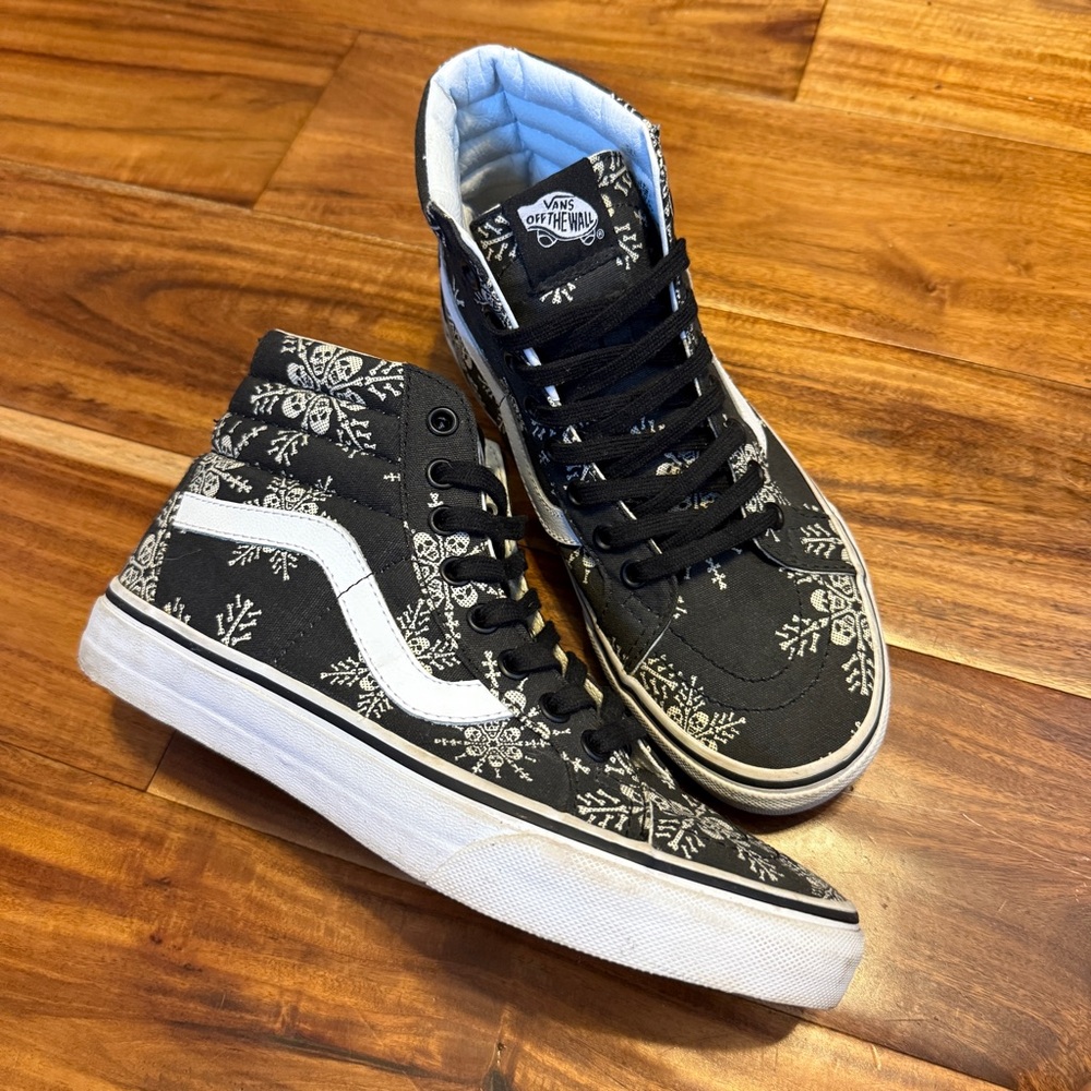 Vans Black and White High-Top Sneakers sk8-hi skull snowflakes